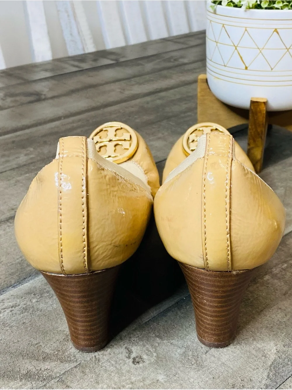 Tory Burch Caroline Patent Leather Wedge Pumps Tan Beige Gold Logo Sz 9